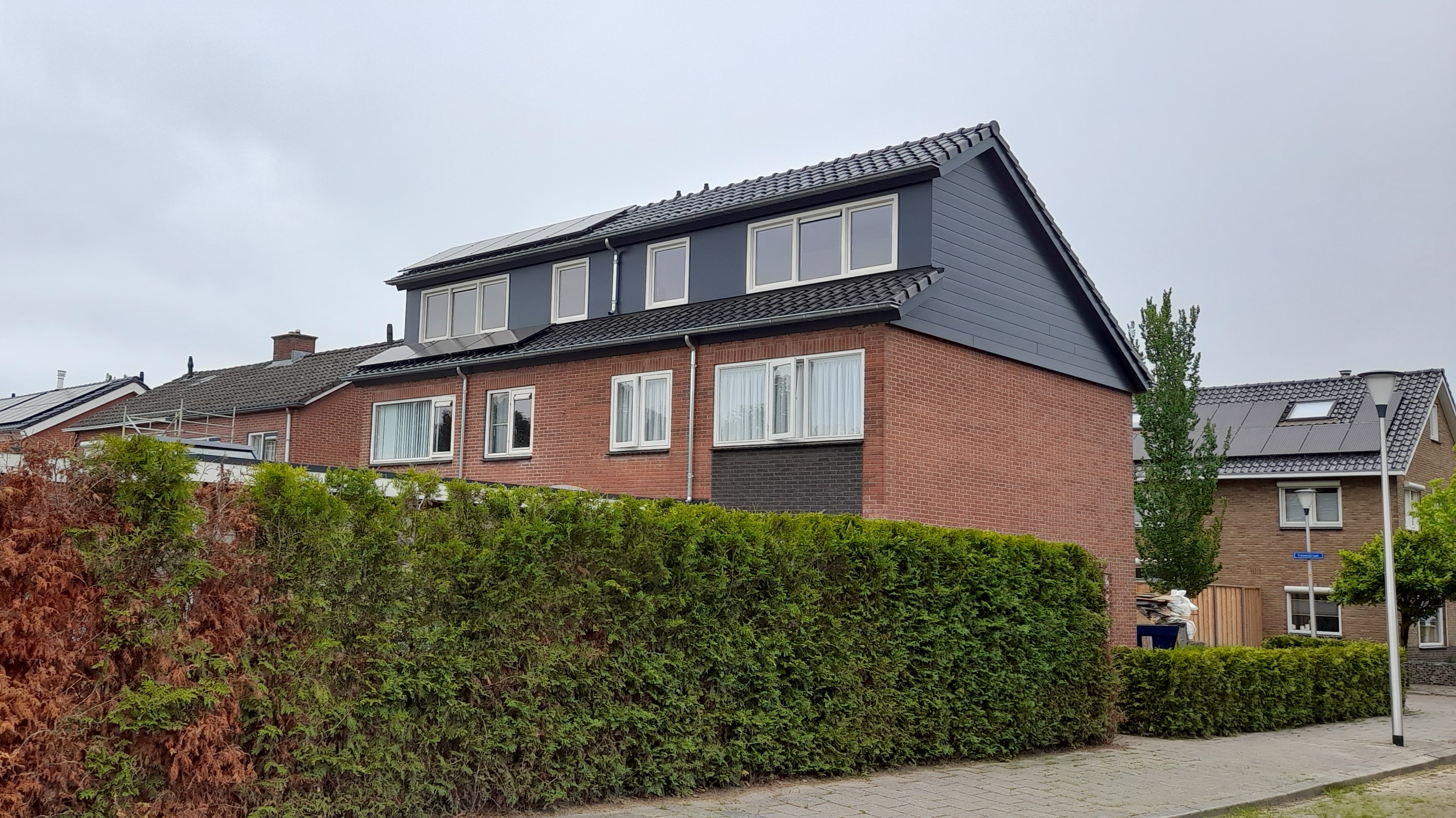 Restauratie en verduurzaming hellend dak en dakkapellen Rossum foto